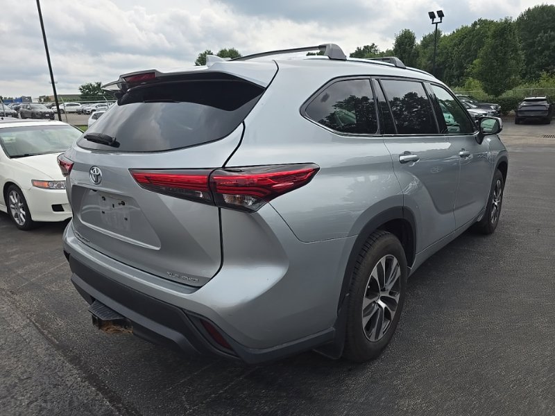 Used 2021 Toyota Highlander XLE AWD/4WD image 6