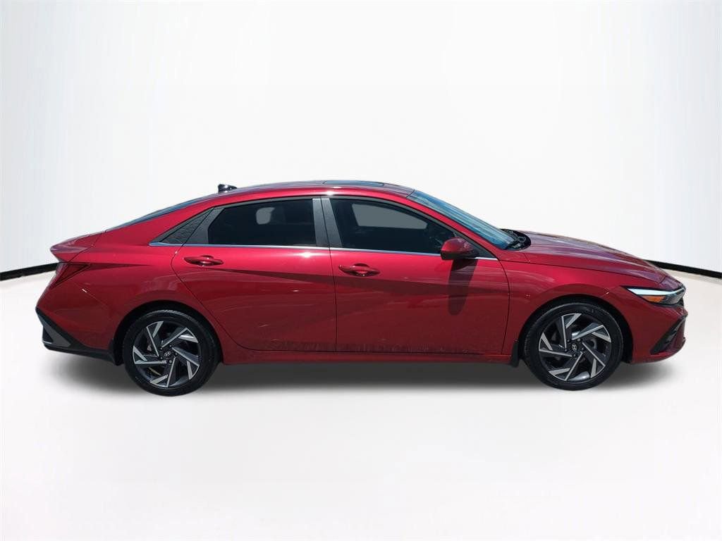 Certified 2025 Hyundai Elantra SEL FWD image 4