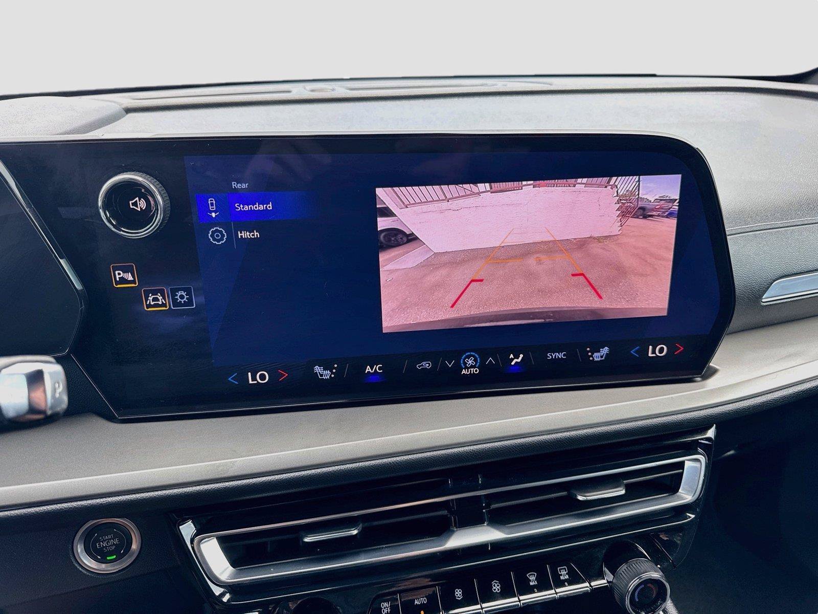 Used 2025 Chevrolet Traverse LT FWD image 17