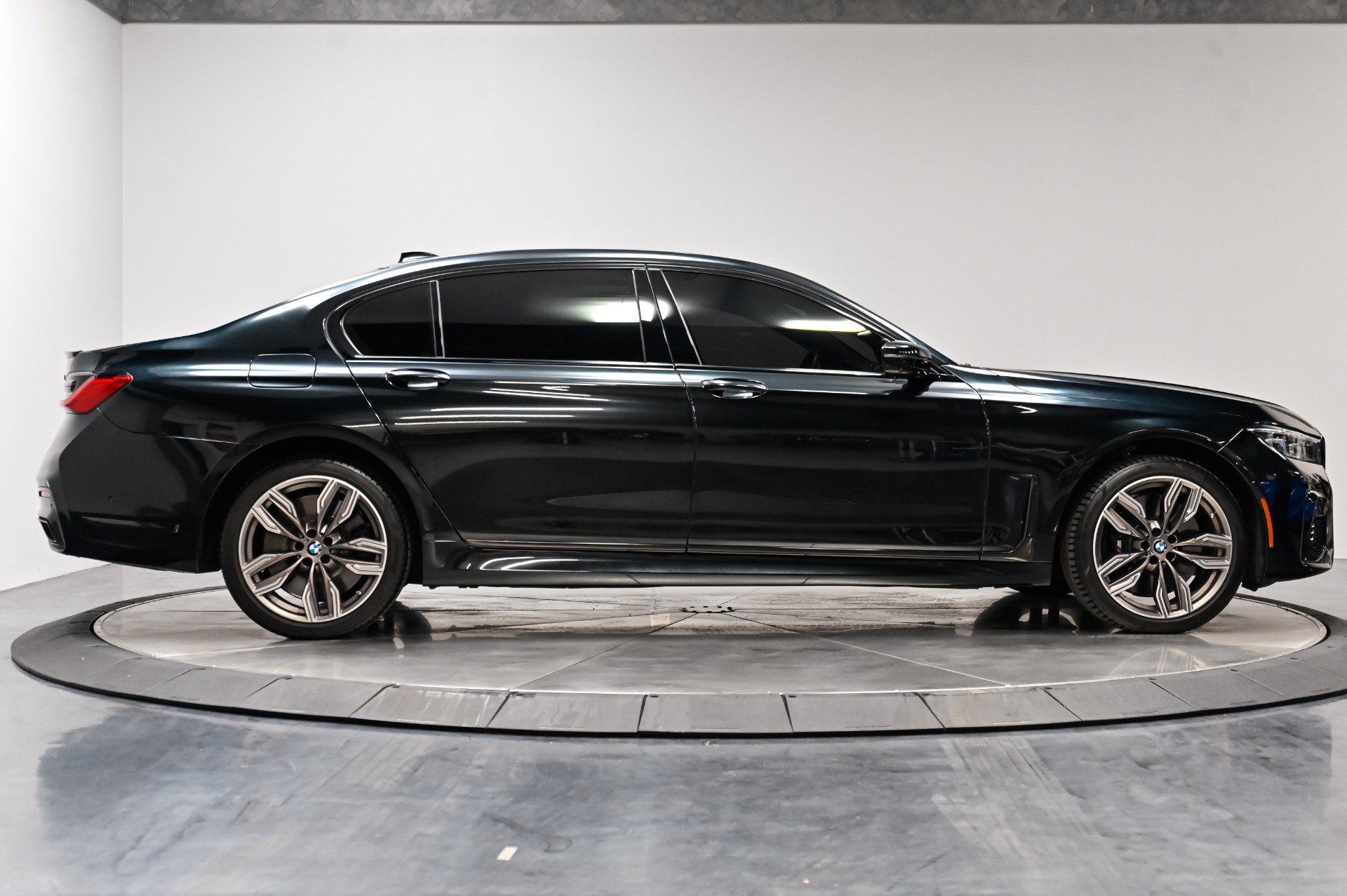 Used 2022 BMW M760i xDrive AWD/4WD image 17