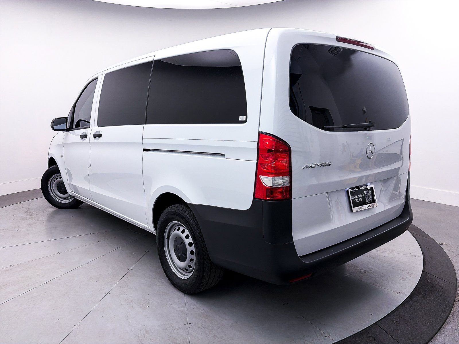 Used 2023 Mercedes-Benz Metris Passenger image 2