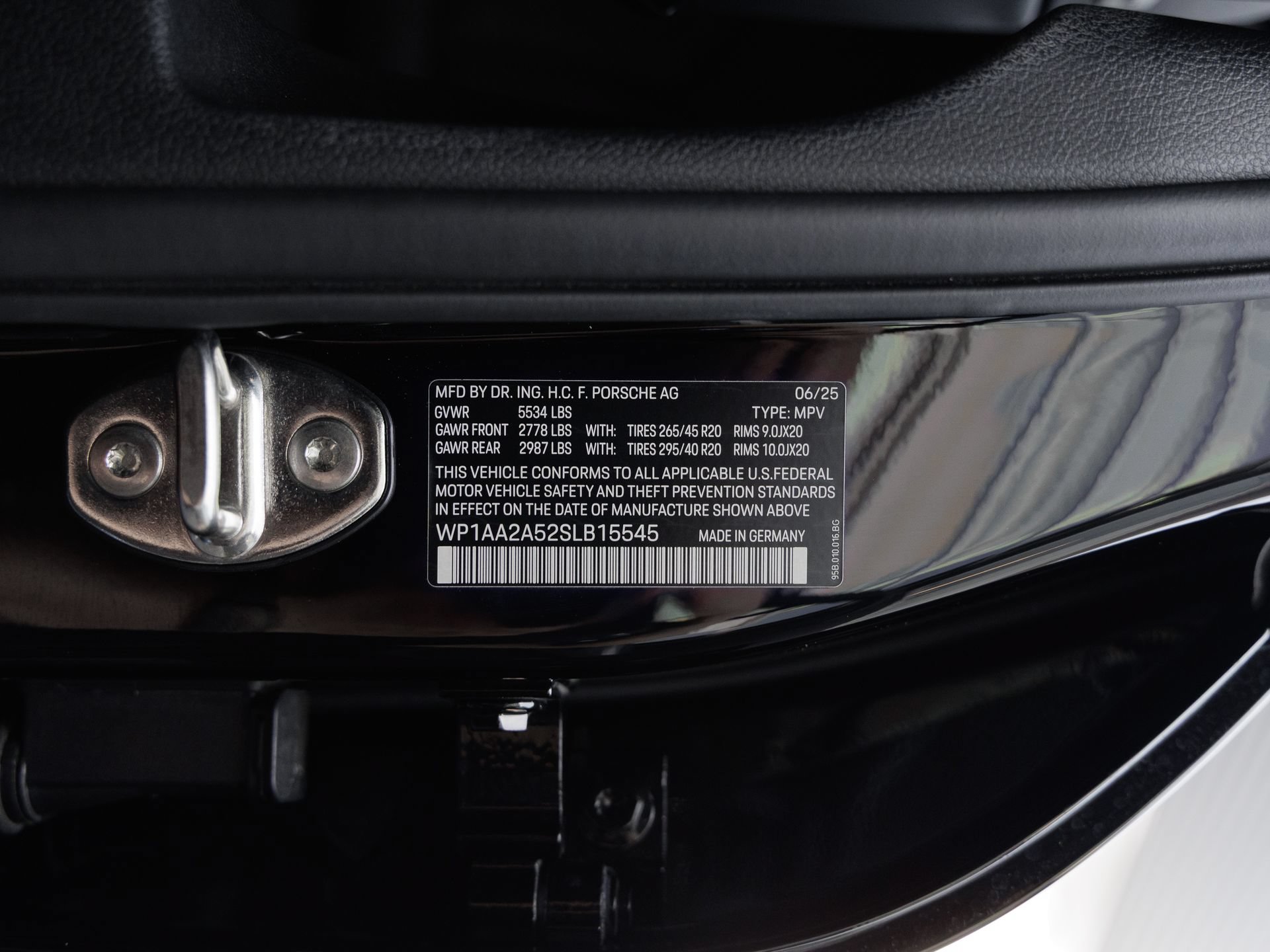 Certified 2025 Porsche Macan AWD/4WD image 43