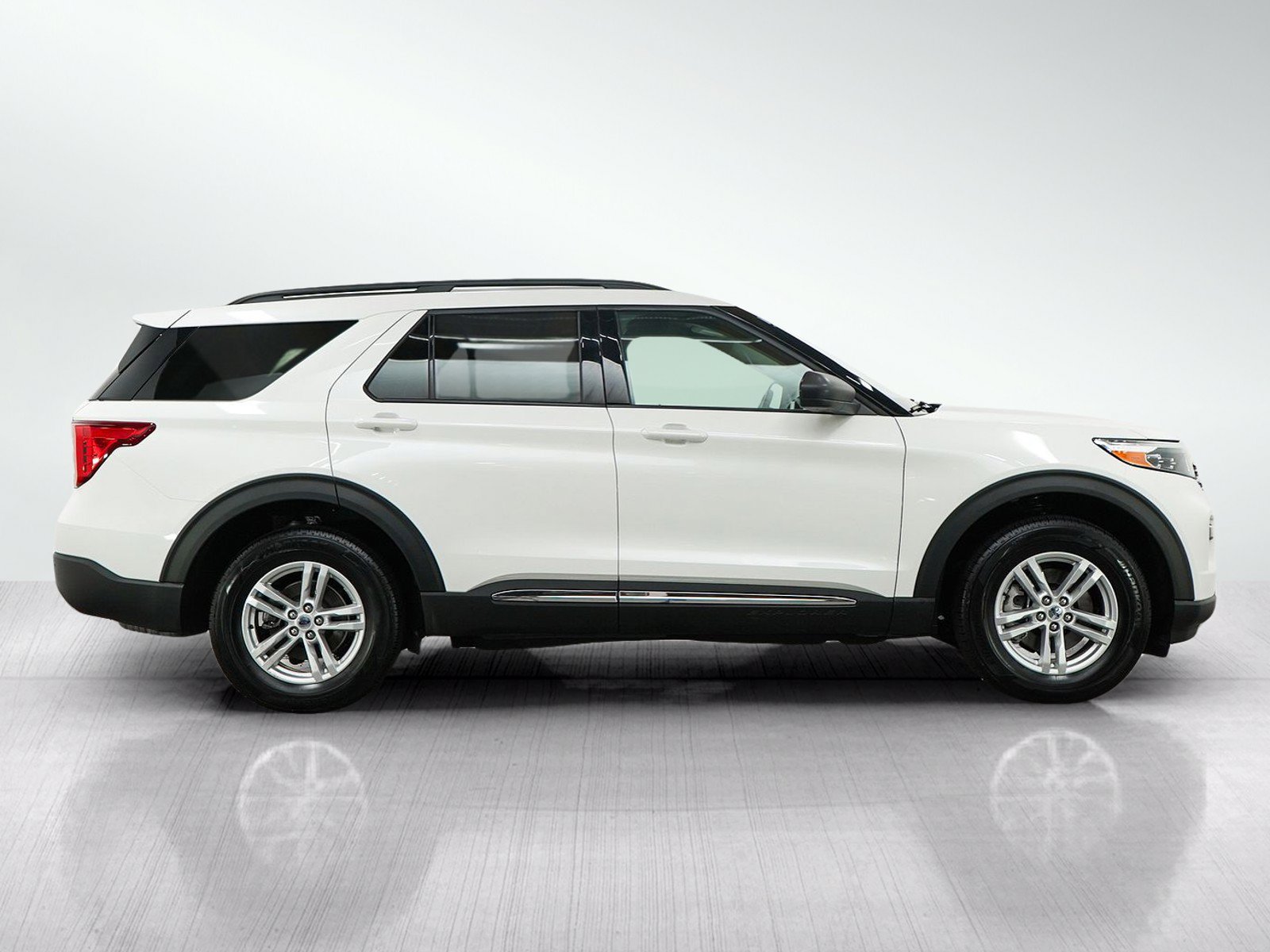 Used 2024 Ford Explorer XLT w/ Equipment Group 202A AWD/4WD image 6