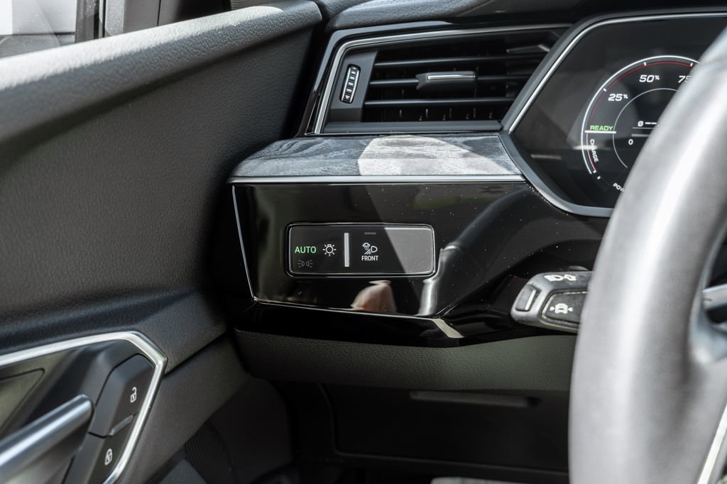 Used 2021 Audi e-tron Premium Plus w/ Premium Plus Package AWD/4WD image 19