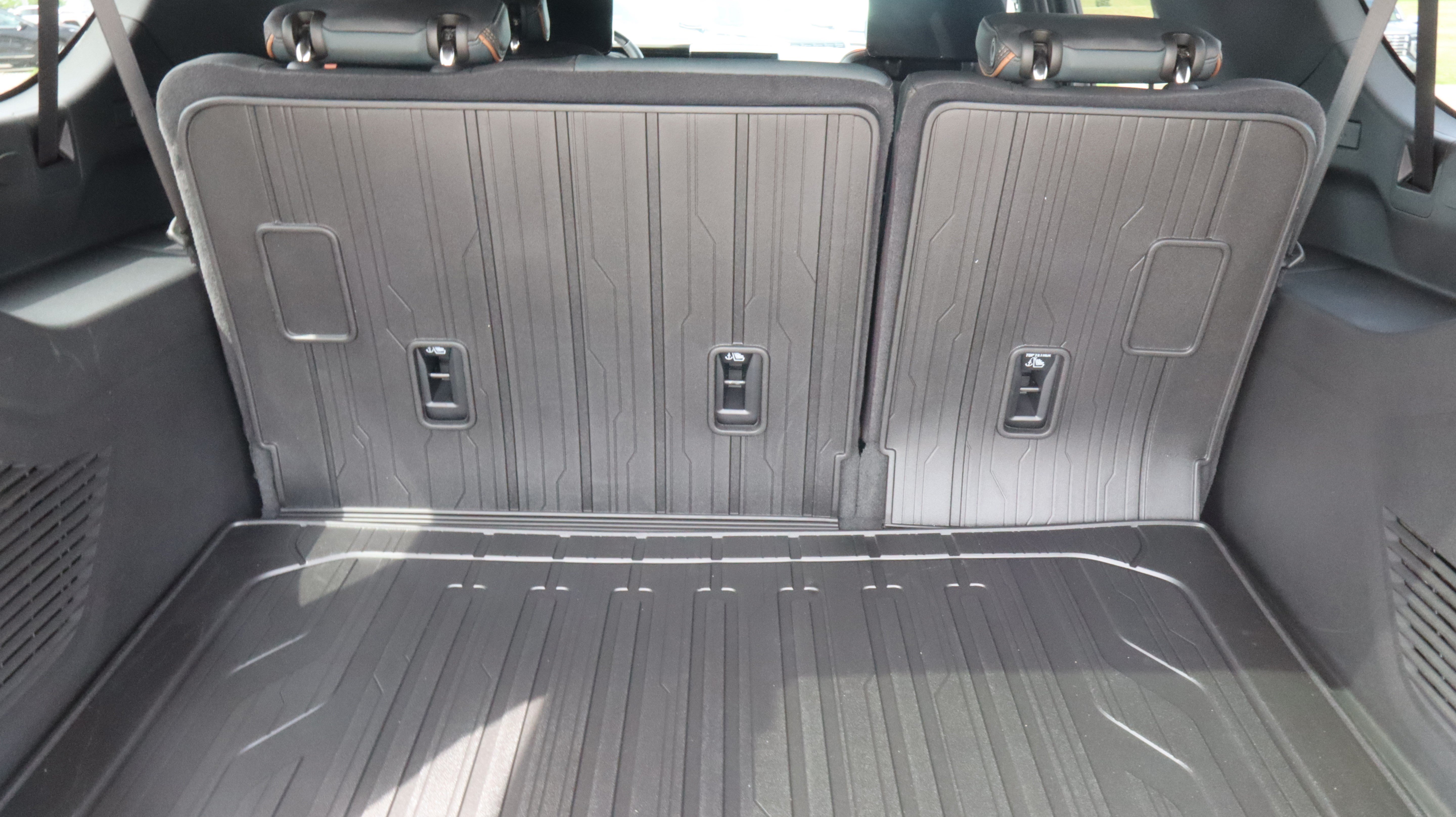 New 2026 GMC Yukon XL AT4 w/ AT4 Premium Plus Package AWD/4WD image 15