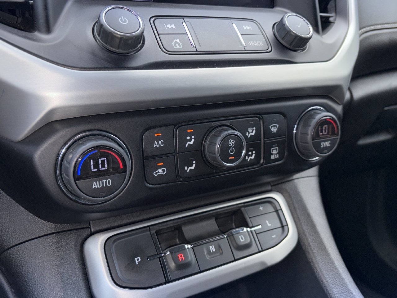 Used 2023 GMC Acadia SLT FWD image 5