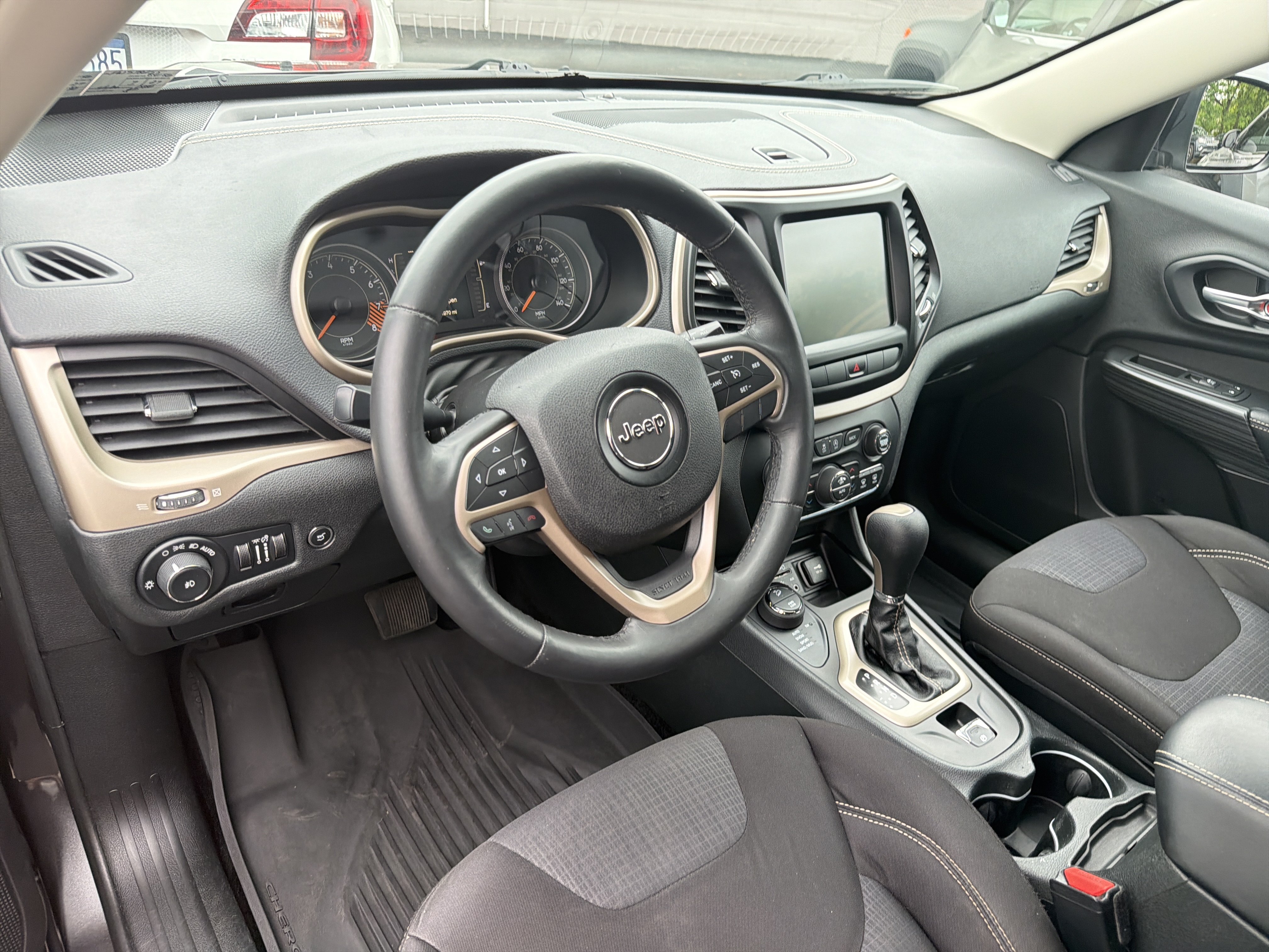 Used 2015 Jeep Cherokee Latitude w/ Comfort/Convenience Group AWD/4WD image 17