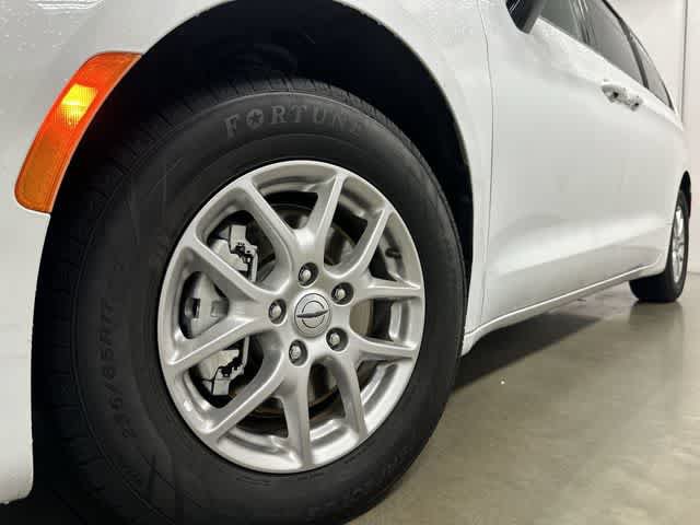 Used 2025 Chrysler Pacifica Select FWD image 28