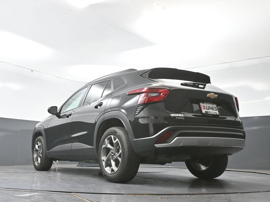 Used 2025 Chevrolet Trax LT FWD image 56