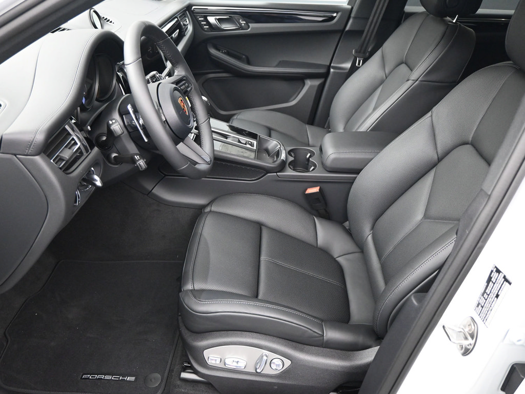 Certified 2026 Porsche Macan AWD/4WD image 6
