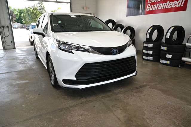 Used 2023 Toyota Sienna LE AWD/4WD image 3