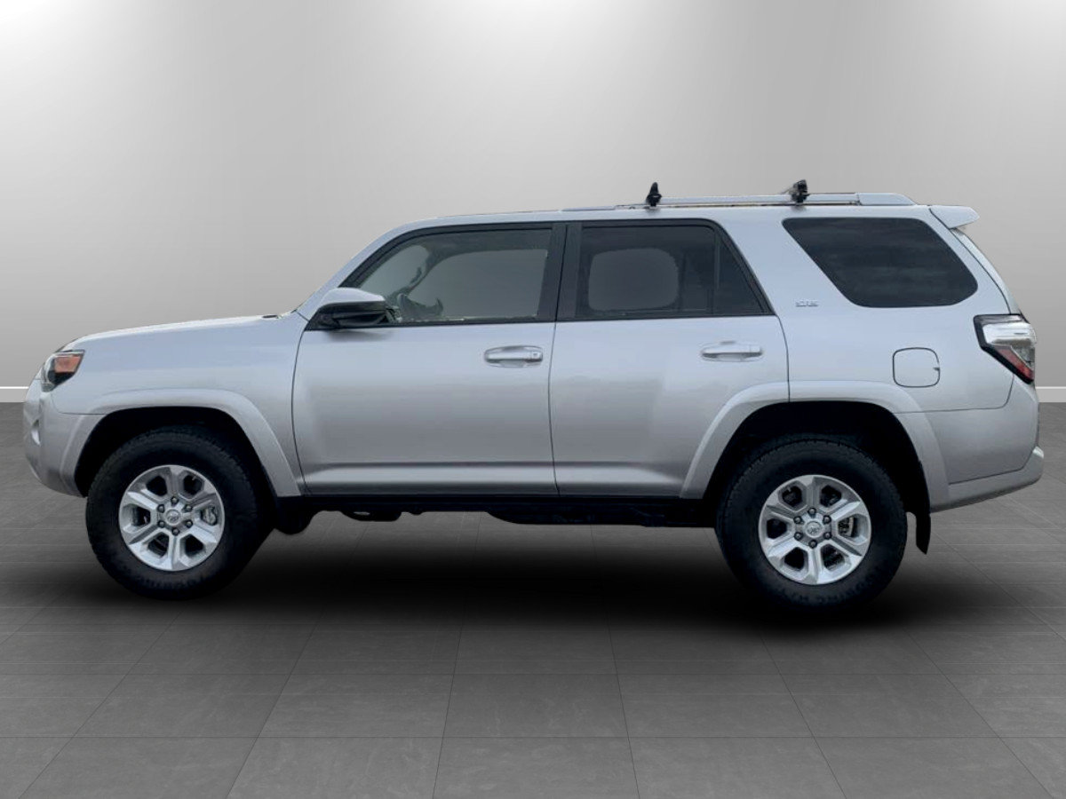 Used 2017 Toyota 4Runner SR5 AWD/4WD image 4