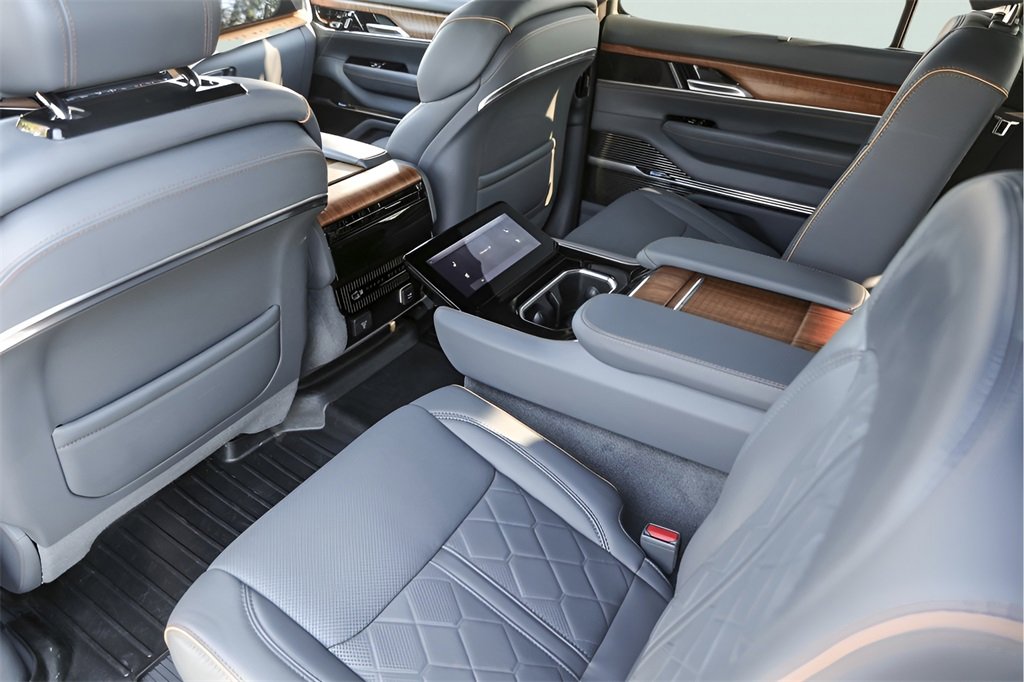 Used 2024 Jeep Grand Wagoneer Series III image 32