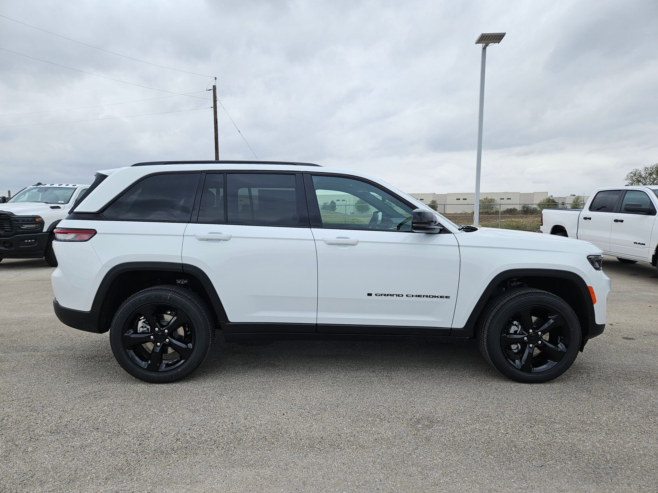New 2025 Jeep Grand Cherokee Altitude image 2