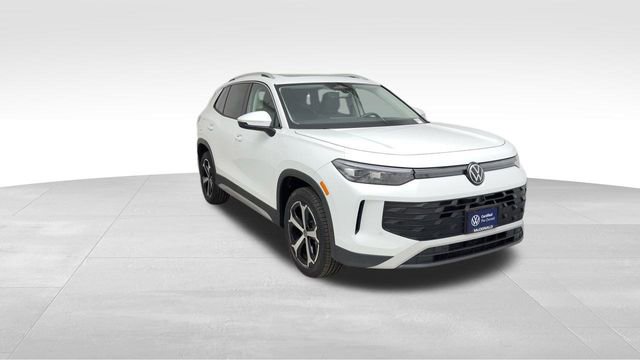 Certified 2025 Volkswagen Tiguan SE image 9