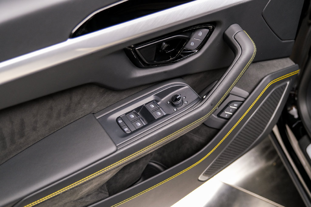 Used 2025 Lamborghini Urus SE AWD/4WD image 46