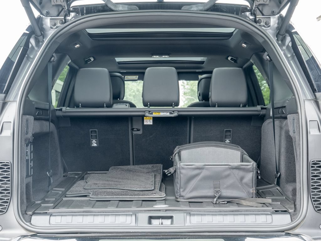 Certified 2025 Land Rover Discovery Dynamic SE AWD/4WD image 38