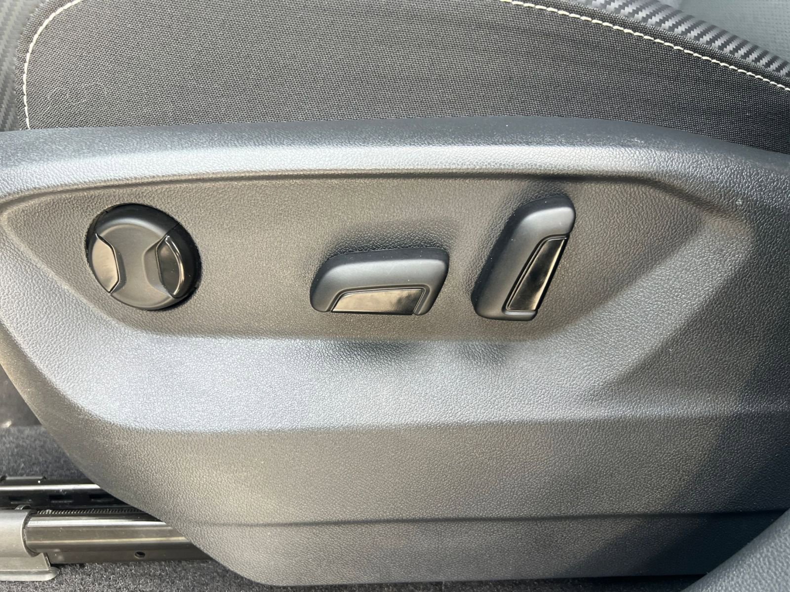 Used 2025 Volkswagen Atlas Cross Sport SE image 23