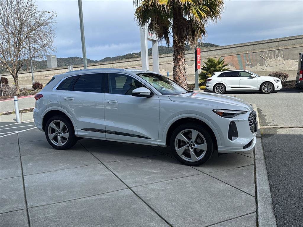 Used 2025 Audi Q5 Premium Plus w/ Premium Plus image 5