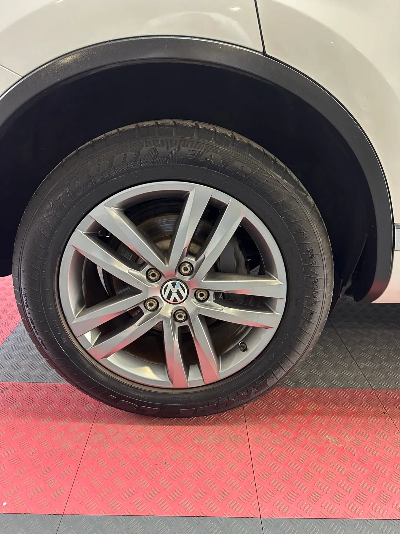 Used 2015 Volkswagen Touareg VR6 image 27