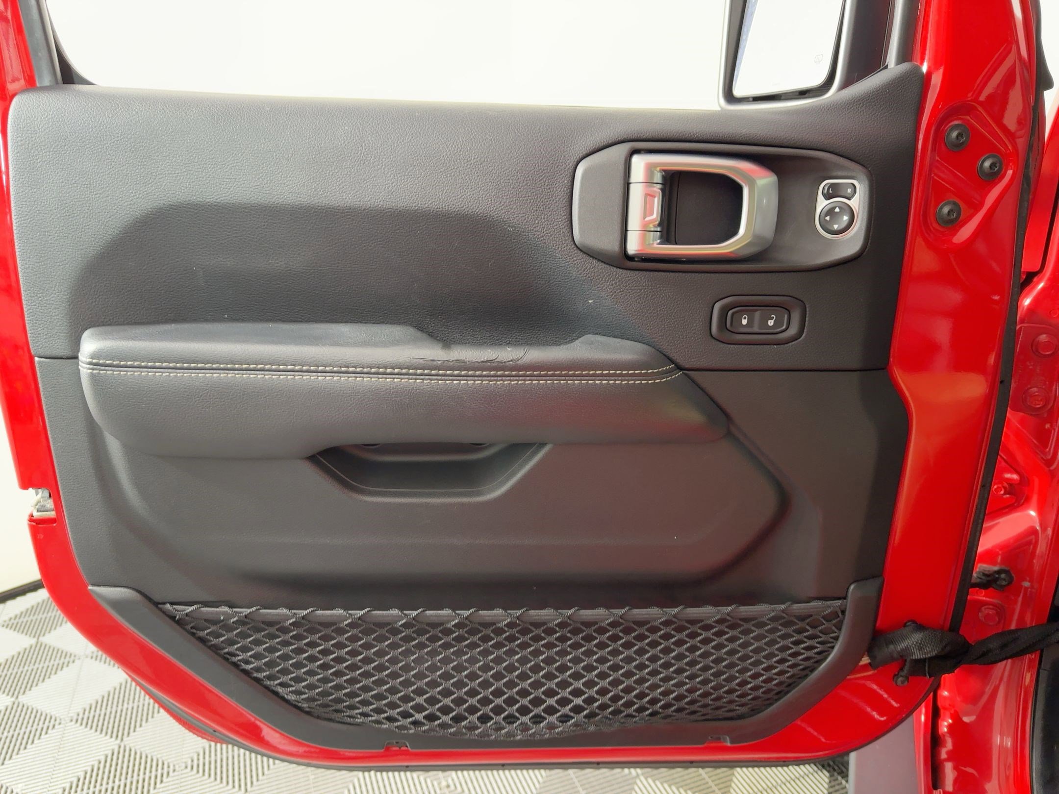 Used 2018 Jeep Wrangler Unlimited Sahara image 19