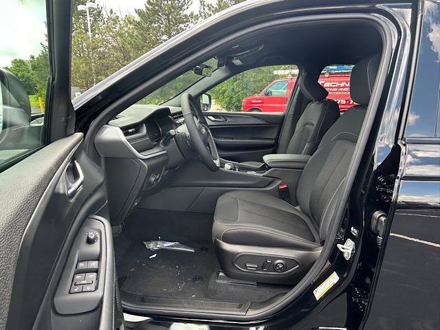 New 2025 Jeep Grand Cherokee Laredo w/ Luxury Tech Group I image 10