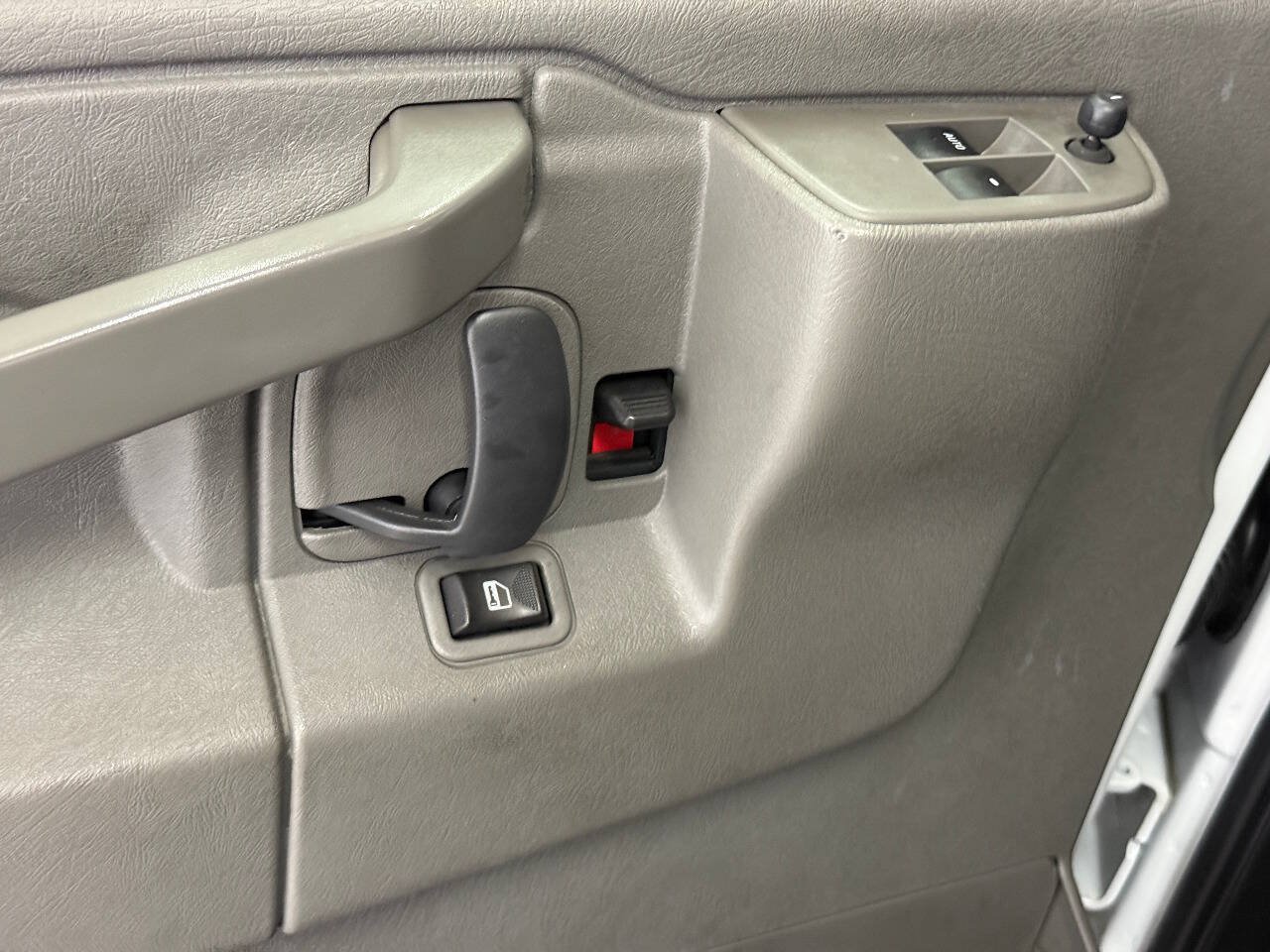 Used 2018 Chevrolet Express 3500 Extended w/ Driver Convenience Package RWD image 36