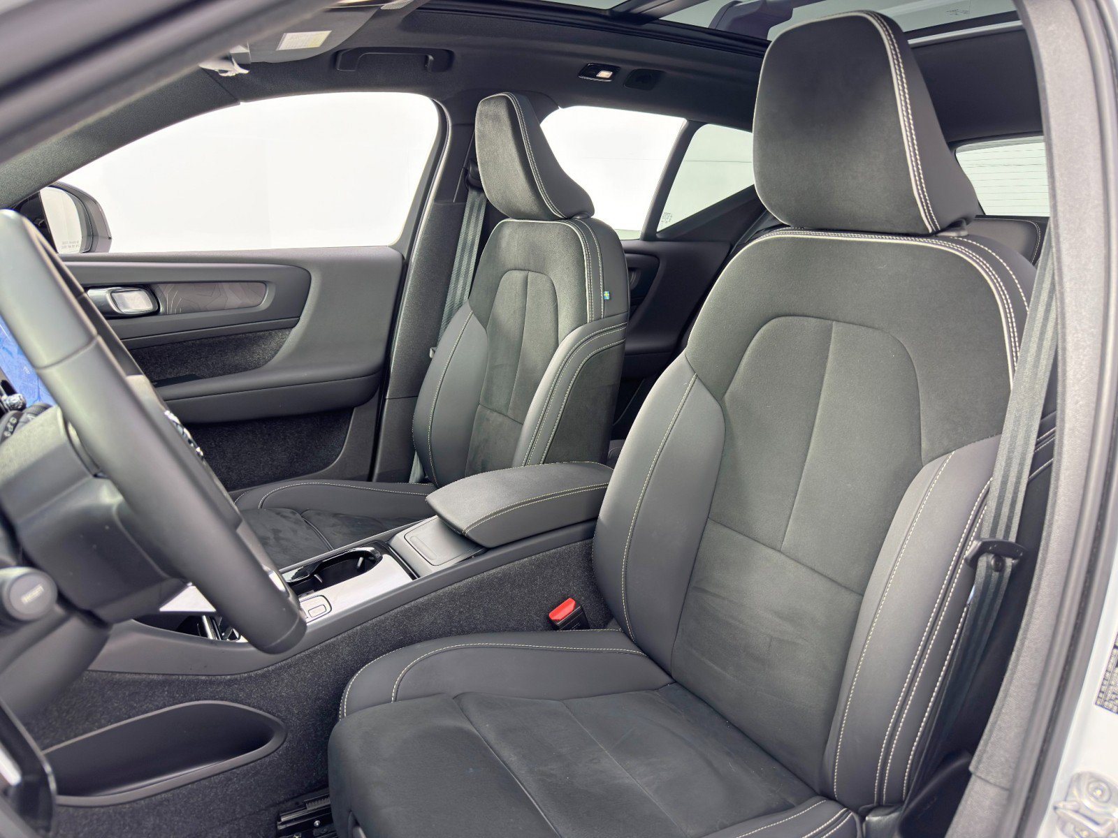 Used 2024 Volvo XC40 Recharge Plus w/ Protection Package Premier image 37