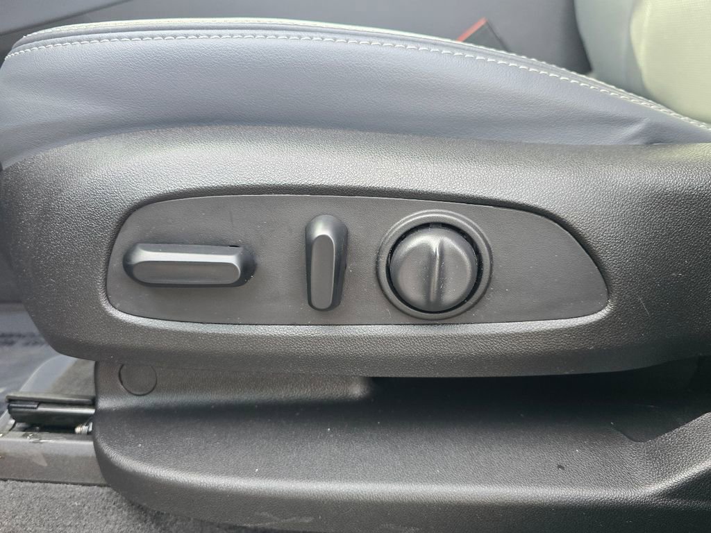 Used 2020 Buick Enclave Essence image 16