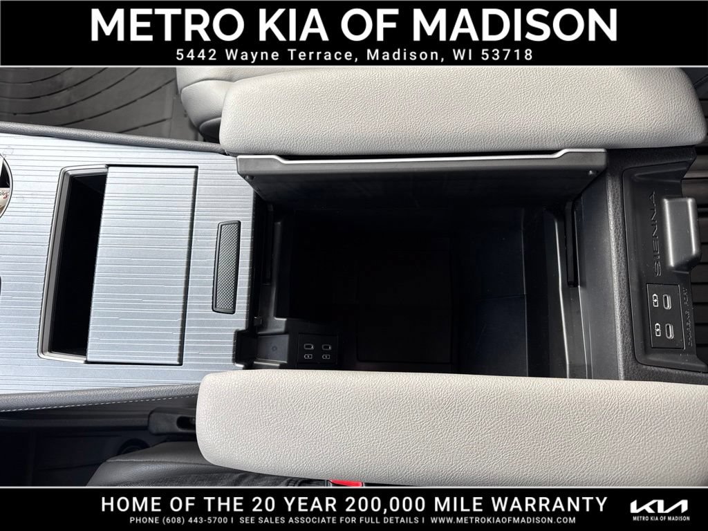 Used 2025 Toyota Sienna XLE AWD/4WD image 30