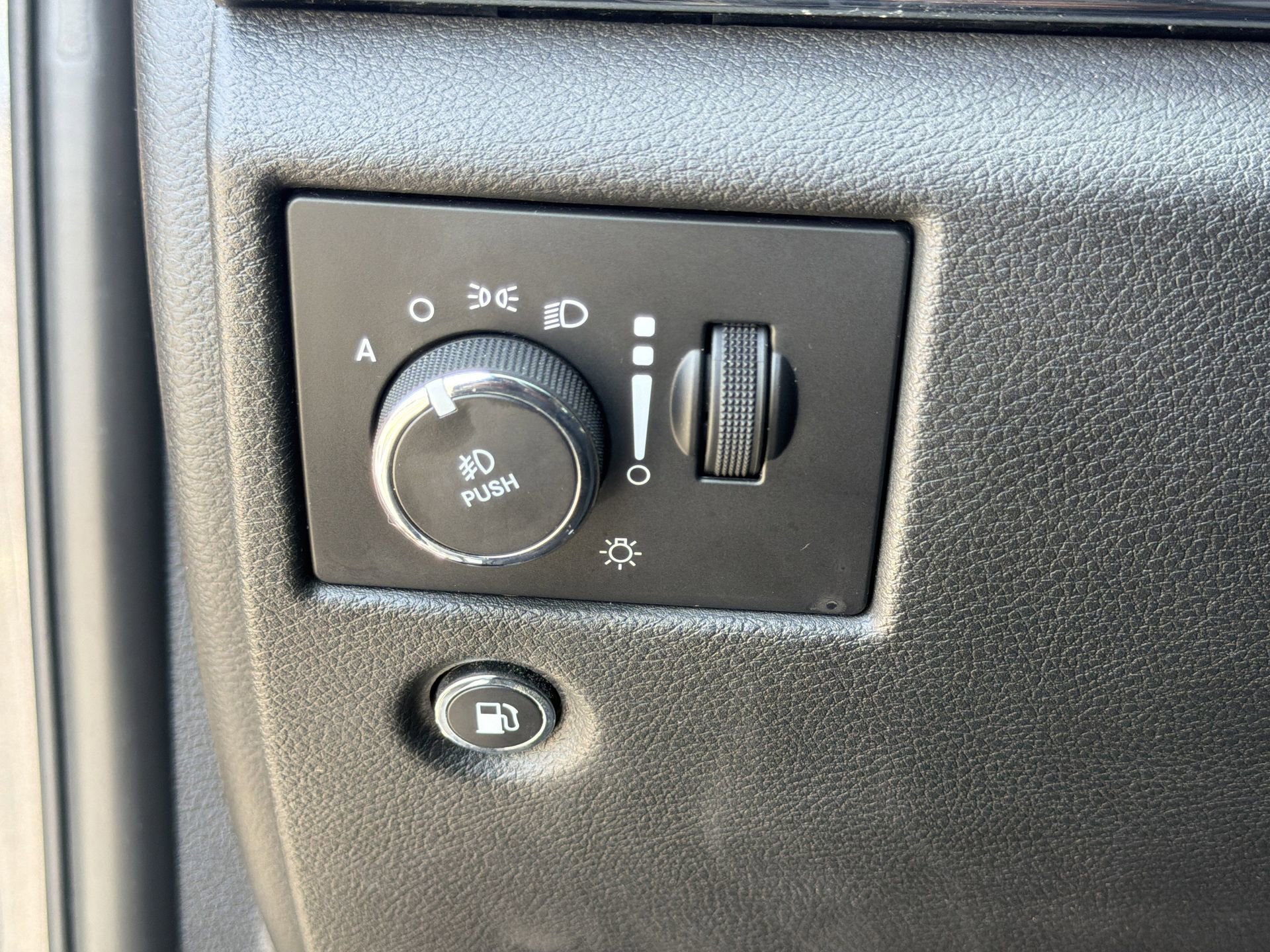 Used 2019 Jeep Grand Cherokee Overland image 13