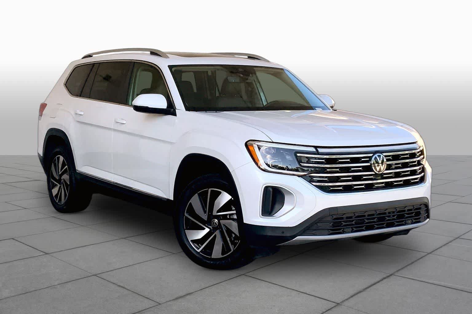 Used 2025 Volkswagen Atlas SEL AWD/4WD image 3