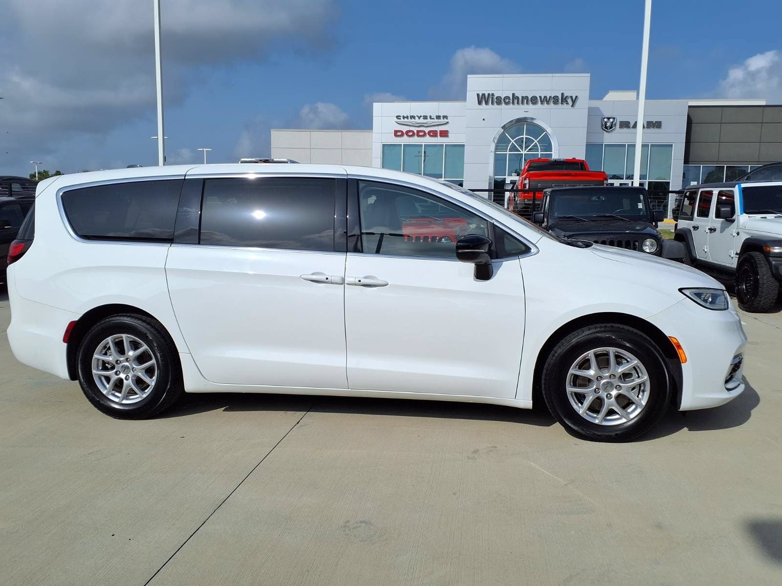 Used 2024 Chrysler Pacifica Touring-L FWD image 5