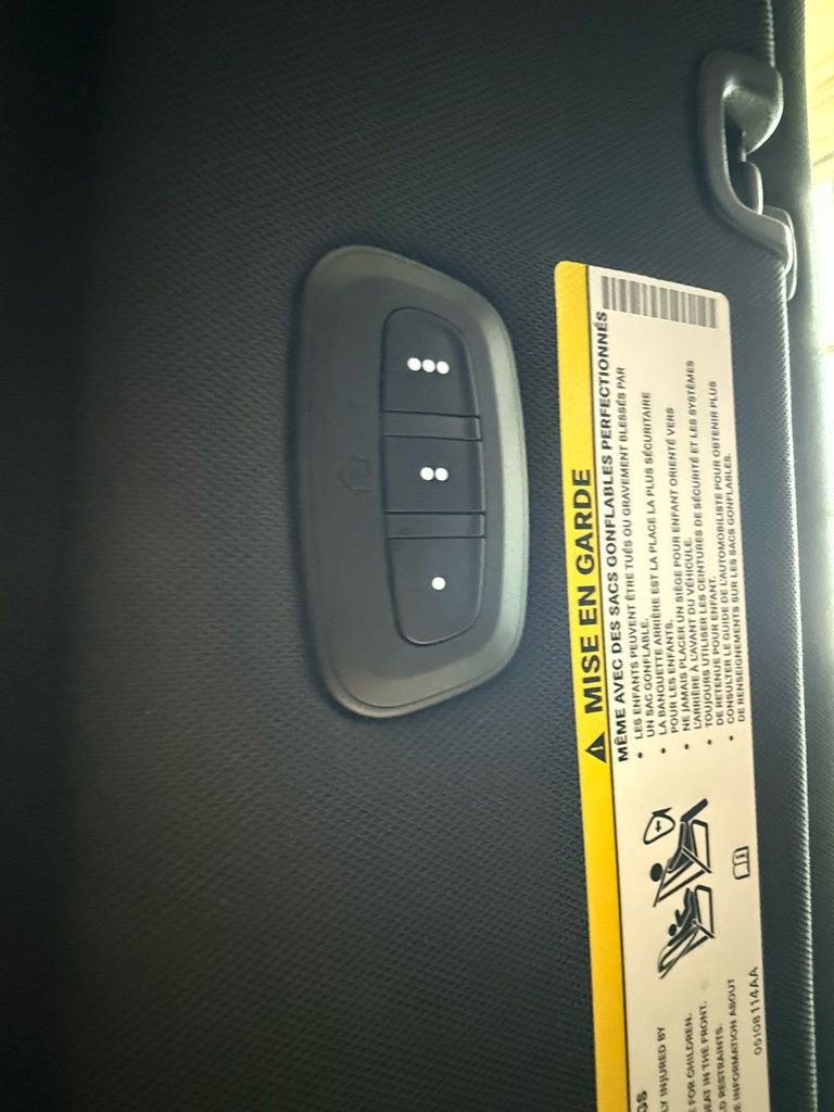 Used 2025 Chrysler Pacifica Limited image 34