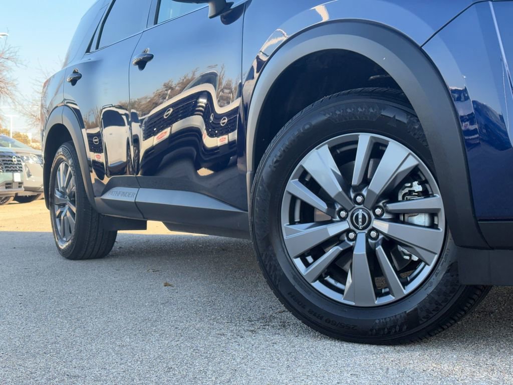Used 2025 Nissan Pathfinder SV image 2
