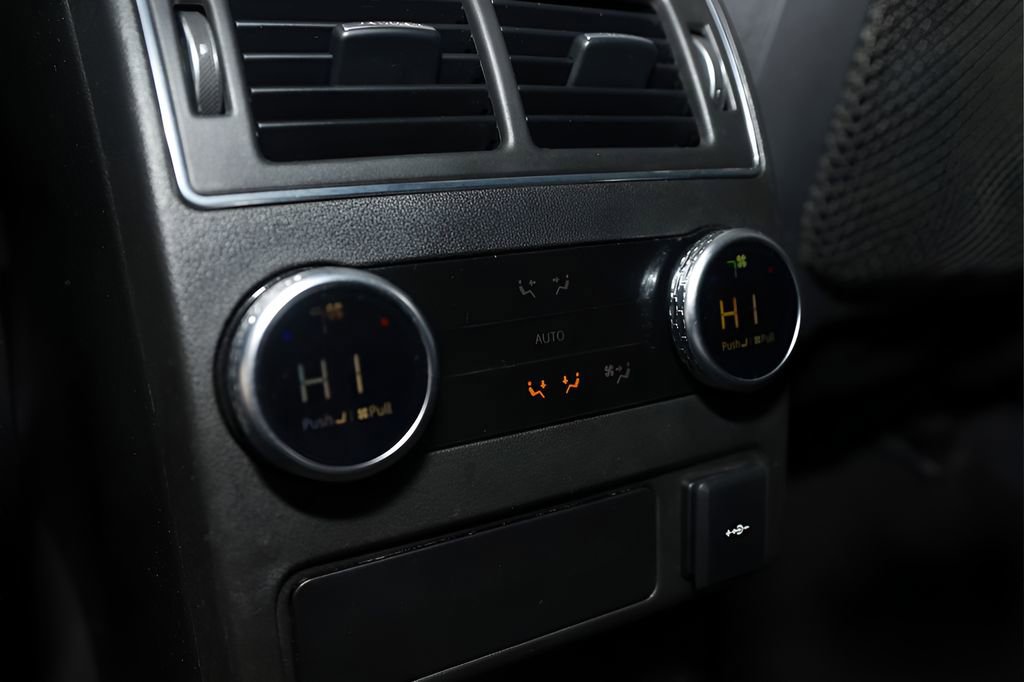 Used 2021 Jaguar F-PACE SVR image 28