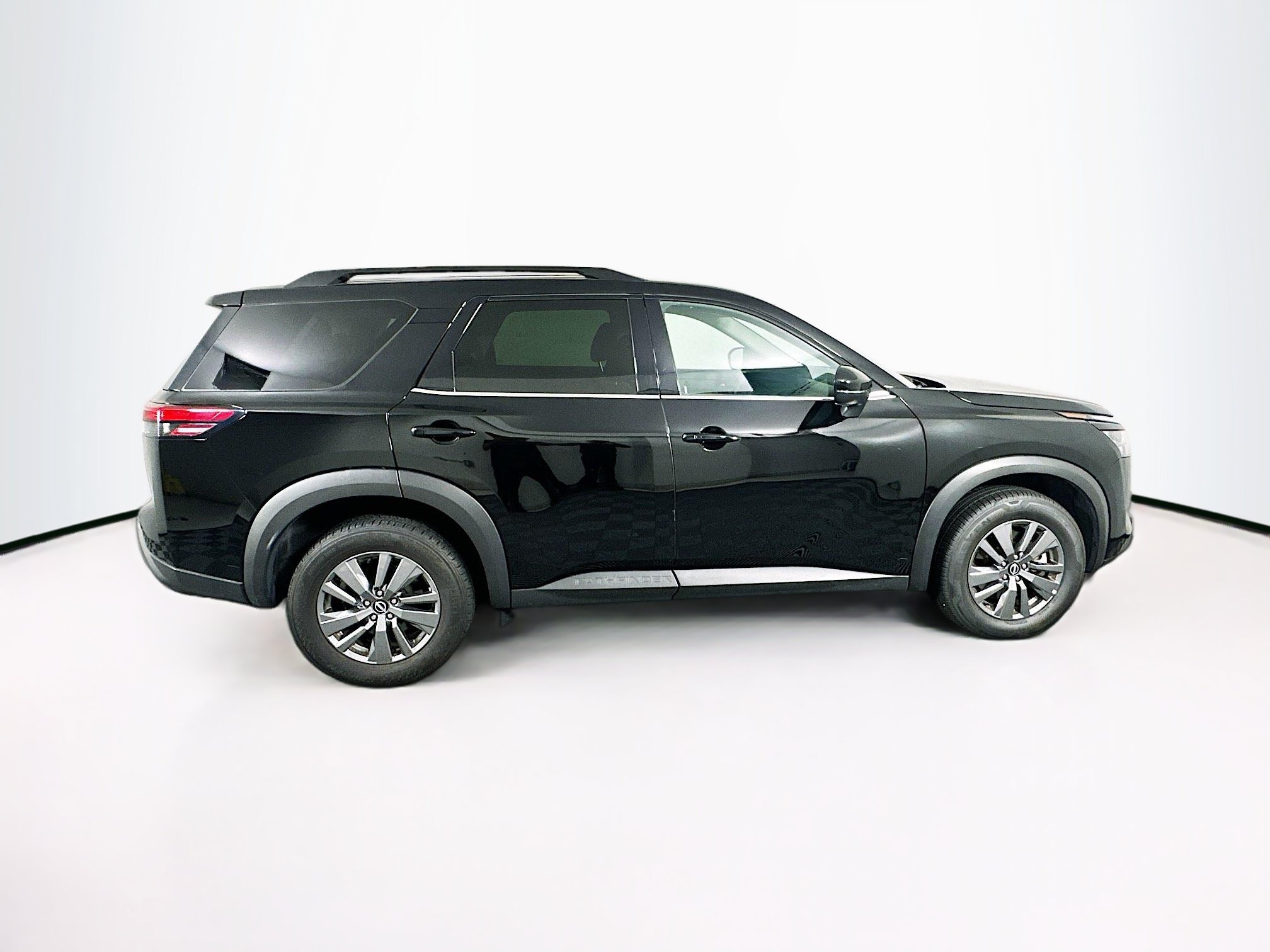 Used 2025 Nissan Pathfinder SV AWD/4WD image 10