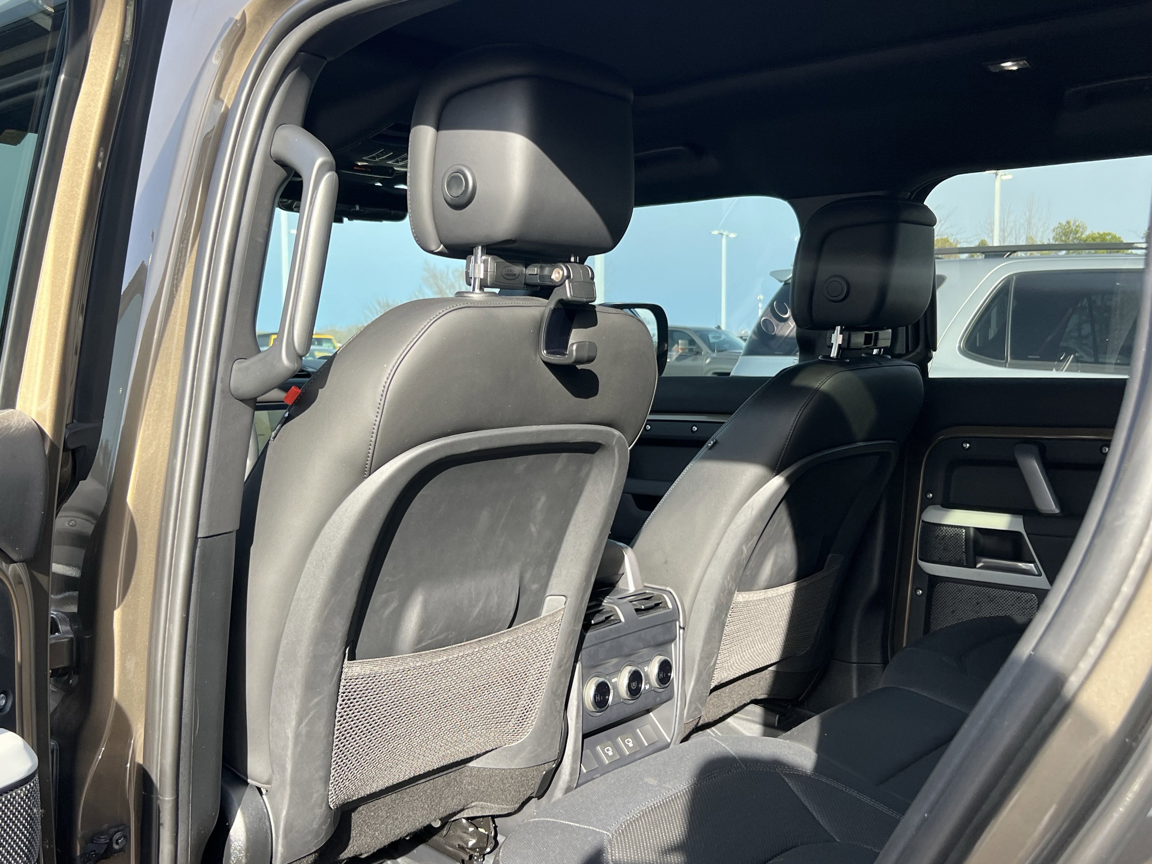 Certified 2024 Land Rover Defender 110 X-Dynamic SE image 32