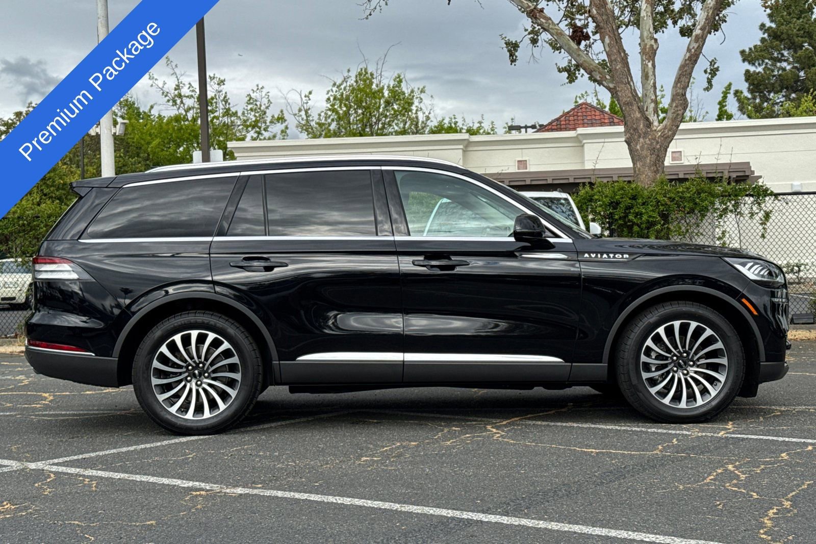 Used 2023 Lincoln Aviator w/ Premium Package image 3