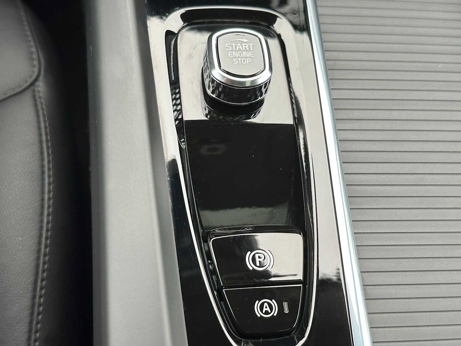 Used 2025 Volvo XC60 B5 Core w/ Protection Package Premier image 31