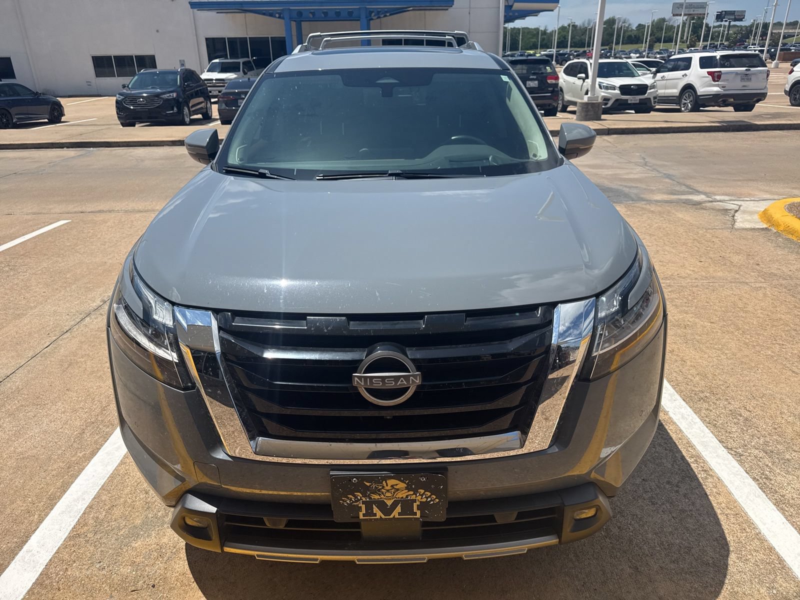 Used 2023 Nissan Pathfinder Platinum FWD image 2