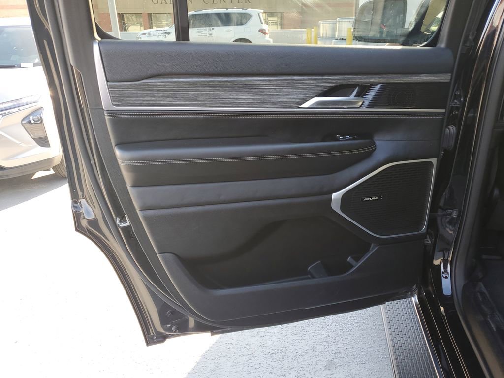 Used 2024 Jeep Wagoneer Series II w/ Flexible Seating Group RWD image 16