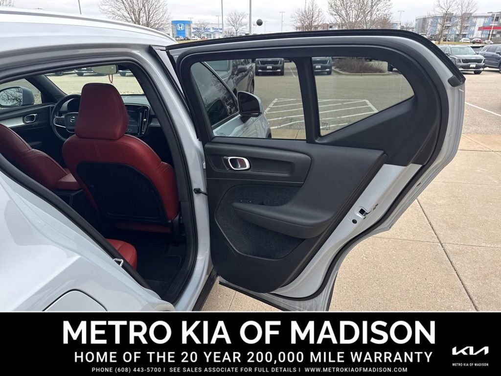 Used 2020 Volvo XC40 T5 Momentum image 30