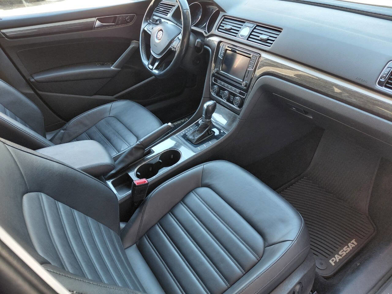 Used 2017 Volkswagen Passat 1.8T SEL Premium image 14