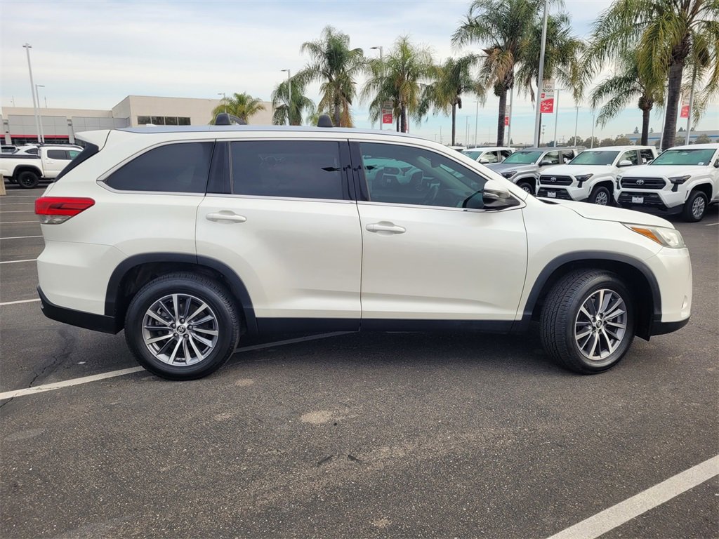 Used 2019 Toyota Highlander XLE image 3