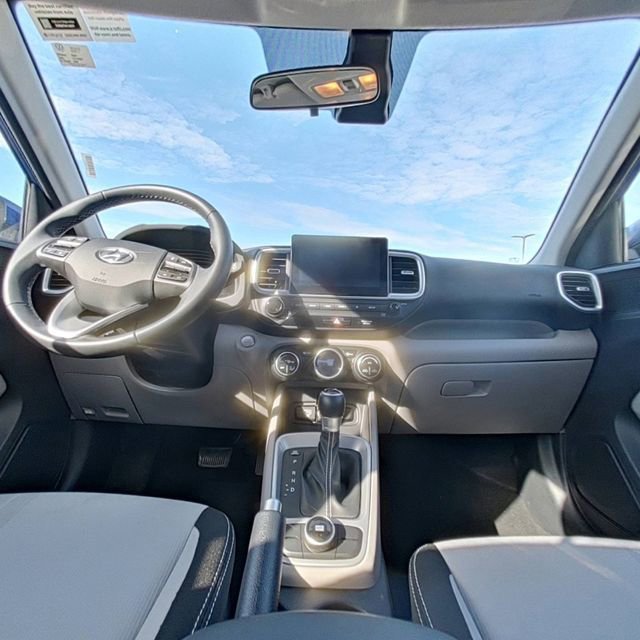 Used 2025 Hyundai Venue SEL image 24