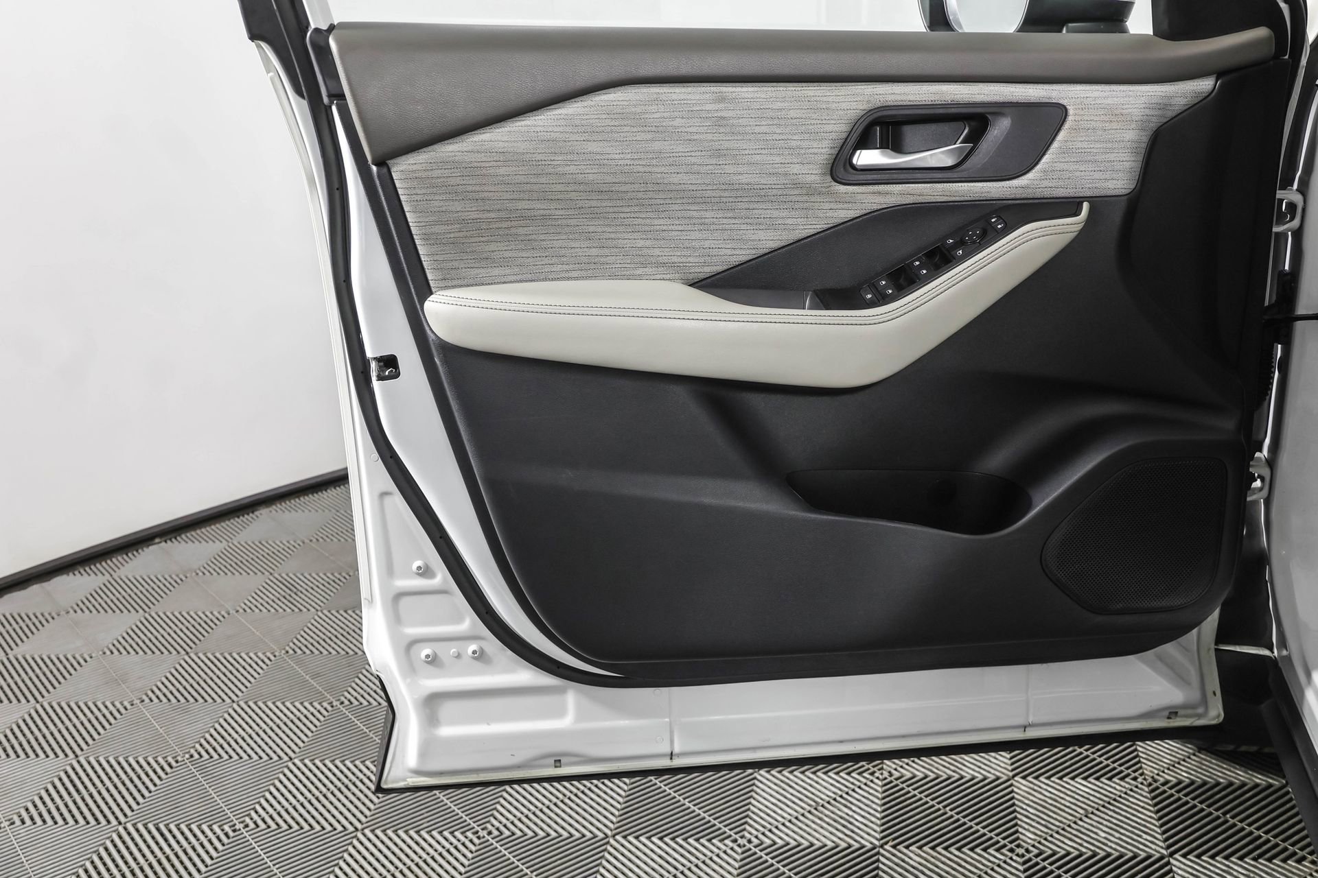 Used 2023 Nissan Rogue SV image 33