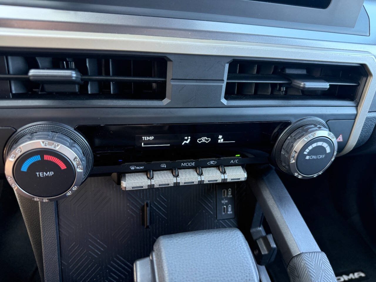 Used 2025 Toyota Tacoma SR5 AWD/4WD image 29
