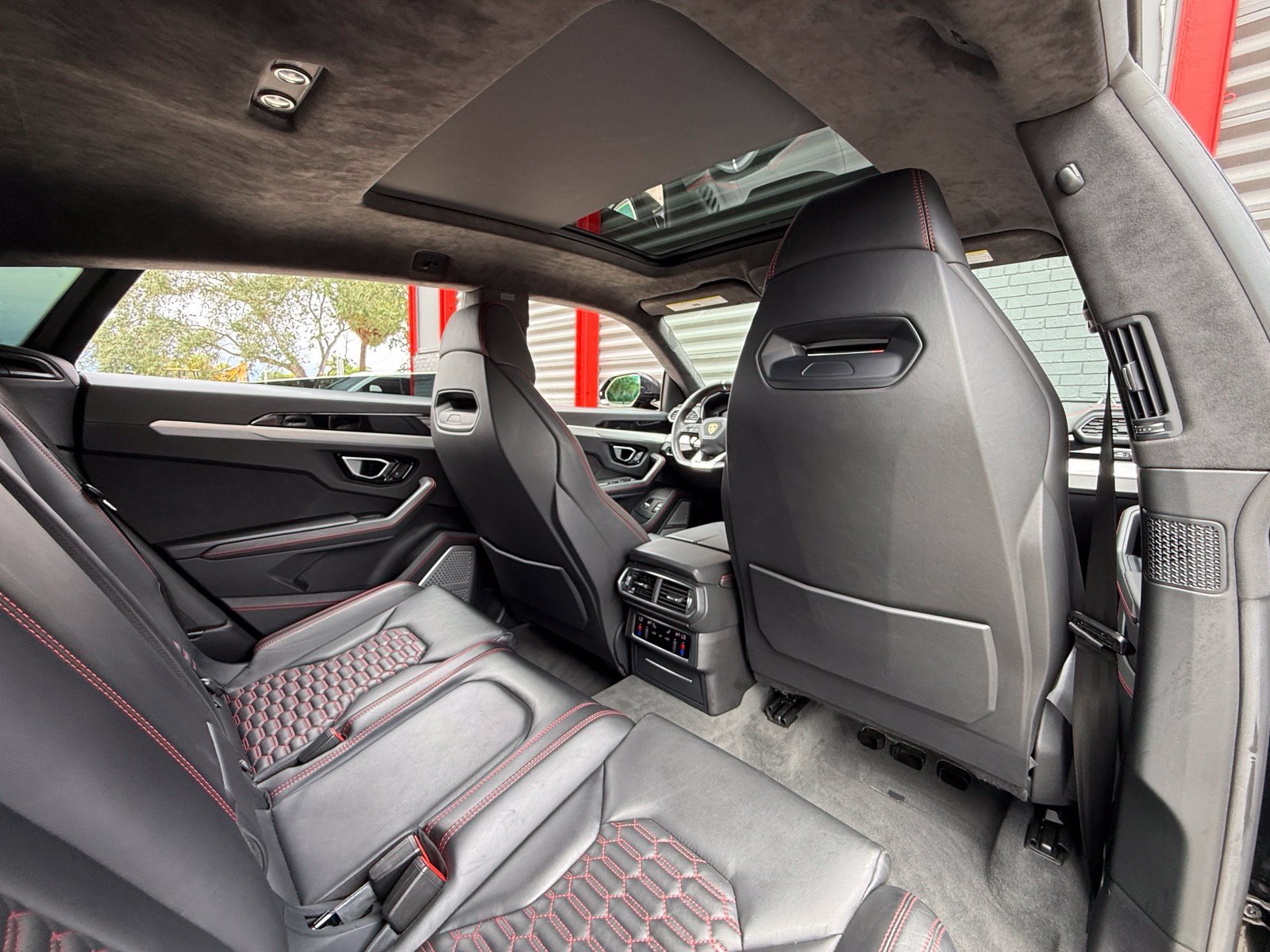 Used 2019 Lamborghini Urus AWD/4WD image 38