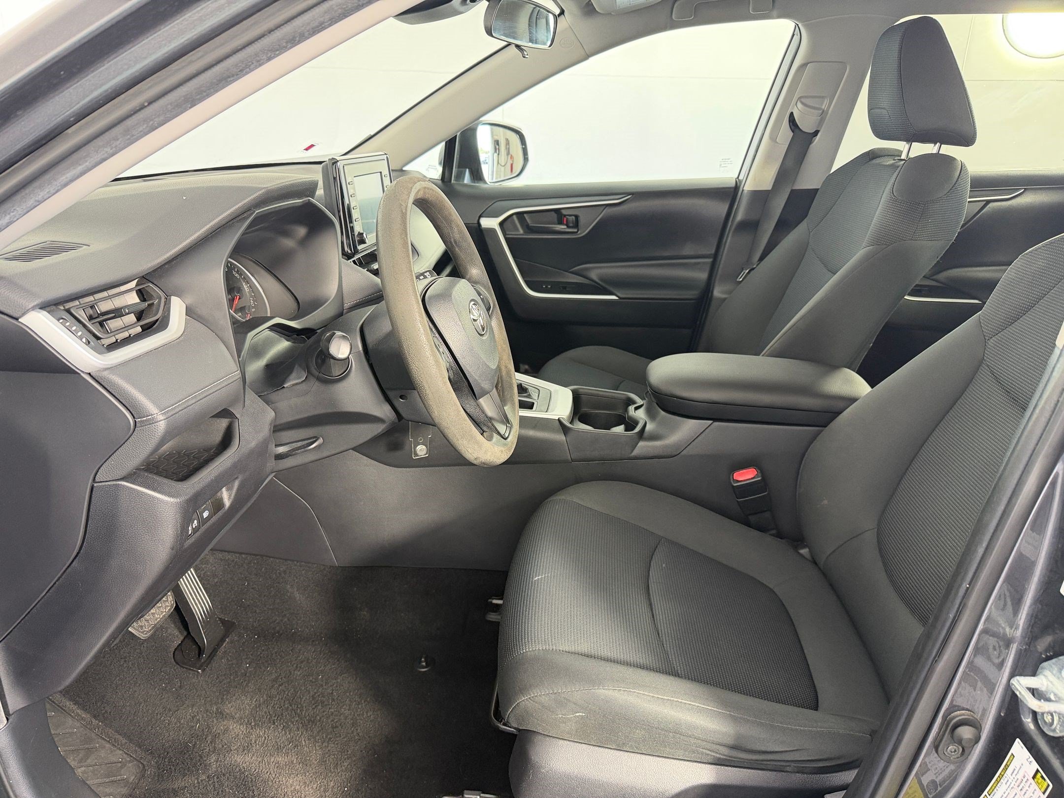 Used 2021 Toyota RAV4 LE FWD image 5